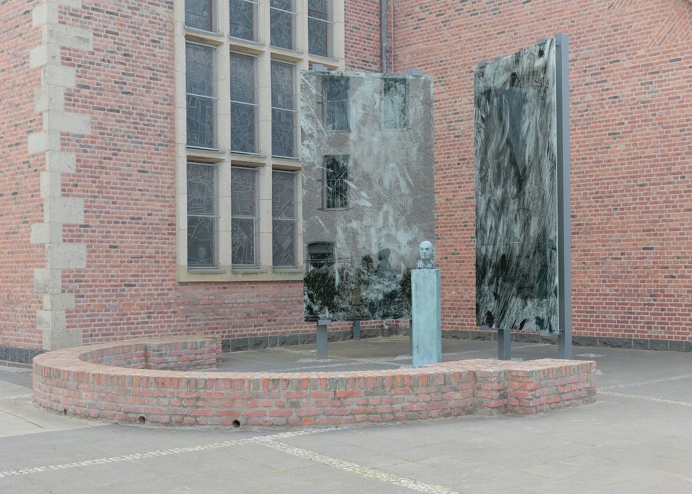 Blick auf das Denkmal von Franz Böhm an der Kirche St. Gereon in Monheim am Rhein.